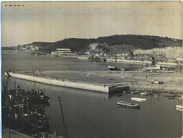 Final de la construccin de la Drsena de San Agustn con el antiguo muelle local en primer trmino. Desde aqu se cargarn y descargarn los productos siderrgicos.
